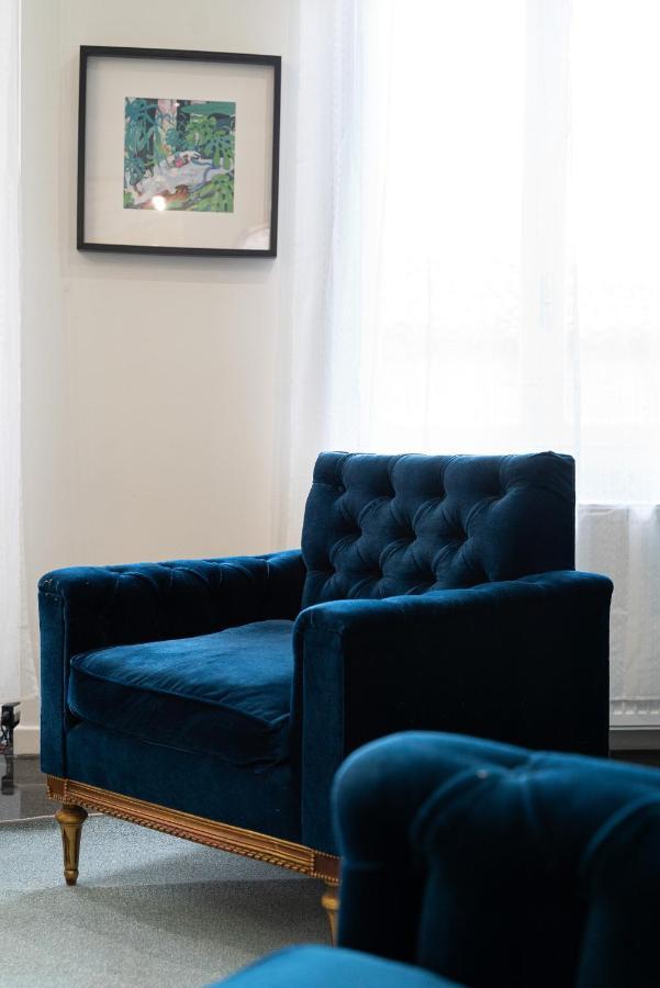 Spacious & Artistic Retro 2Bd Apt With Sauna 아테네 외부 사진