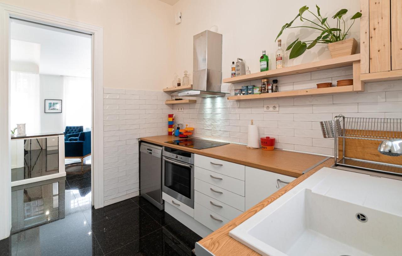 Spacious & Artistic Retro 2Bd Apt With Sauna 아테네 외부 사진